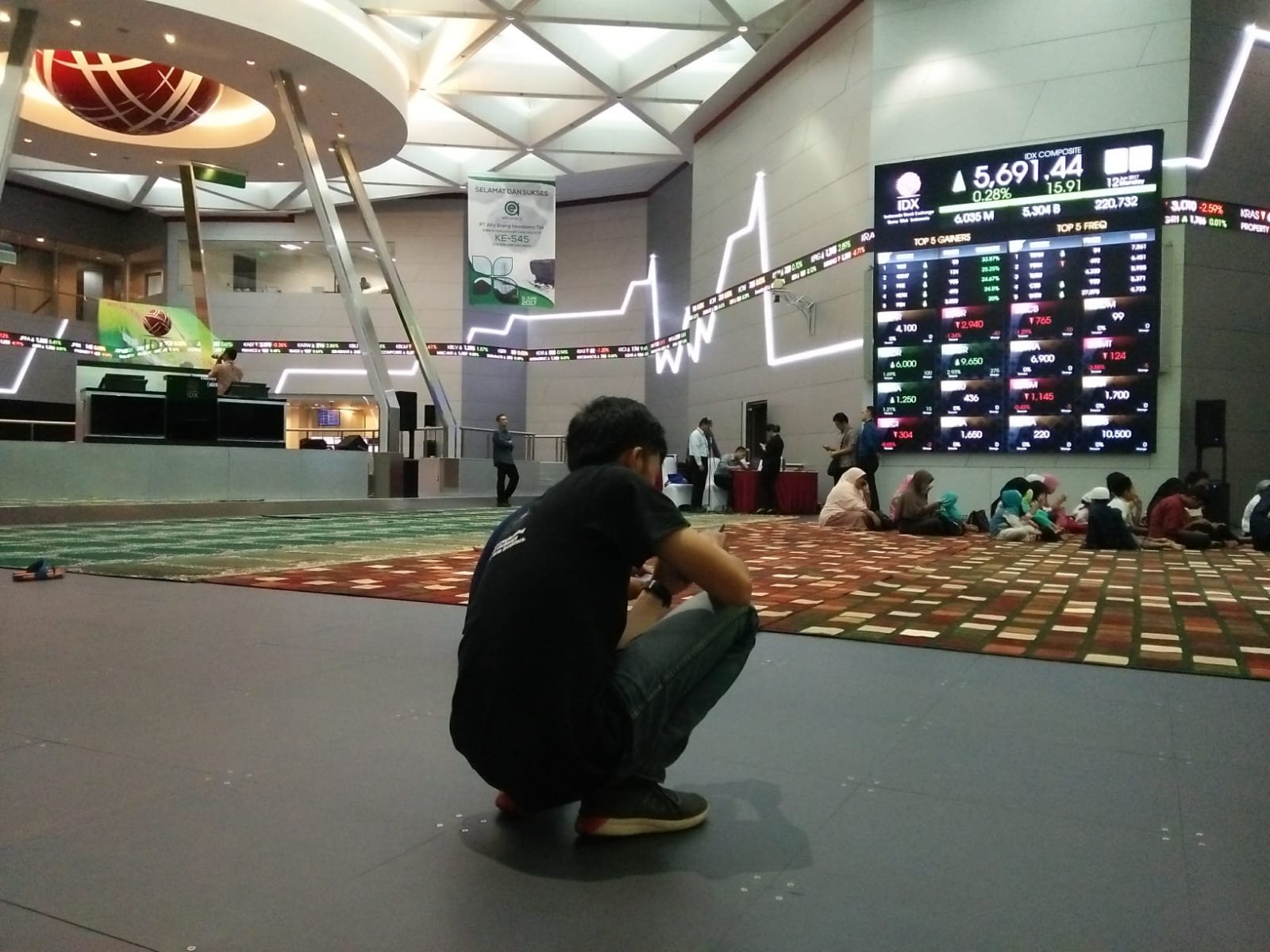 Saham Top 5 Market Cap Rontok, IHSG Lanjut Tertekan ke 8.220
